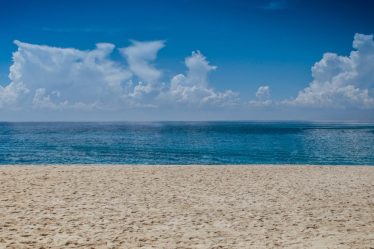 découvrez les plus belles plages du monde et préparez-vous pour une escapade en bord de mer avec notre guide complet sur les plages idylliques.
