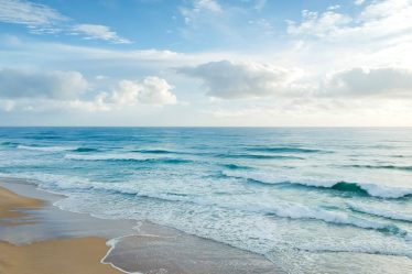 découvrez de magnifiques plages de sable et profitez du soleil et de la mer lors de votre escapade à la plage.