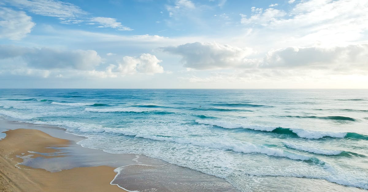 découvrez de magnifiques plages de sable et profitez du soleil et de la mer lors de votre escapade à la plage.