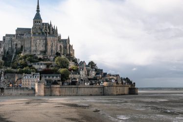 découvrez l'histoire fascinante du château, symbole de richesse et de grandeur, à travers ses impressionnantes tours, ses somptueux jardins et ses mystérieuses salles.