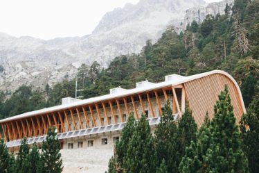 découvrez cauterets, une station thermale et de sports d'hiver renommée située dans les pyrénées françaises, offrant des paysages magnifiques et une multitude d'activités en toute saison.