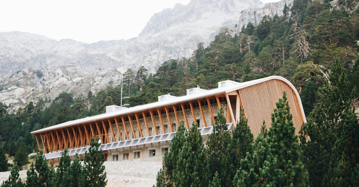 découvrez cauterets, une station thermale et de sports d'hiver renommée située dans les pyrénées françaises, offrant des paysages magnifiques et une multitude d'activités en toute saison.