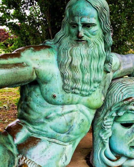 découvrez la vie et l'œuvre de léonard de vinci, peintre, inventeur, ingénieur et scientifique de la renaissance, à travers ses créations emblématiques comme la joconde et l'homme de vitruve.