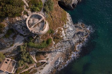 découvrez les châteaux impressionnants et  majestueux à travers le monde avec des histoires fascinantes et une architecture éblouissante.
