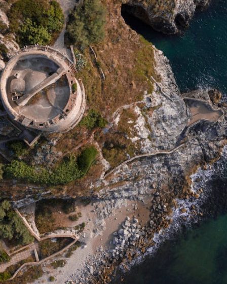 découvrez les châteaux impressionnants et  majestueux à travers le monde avec des histoires fascinantes et une architecture éblouissante.