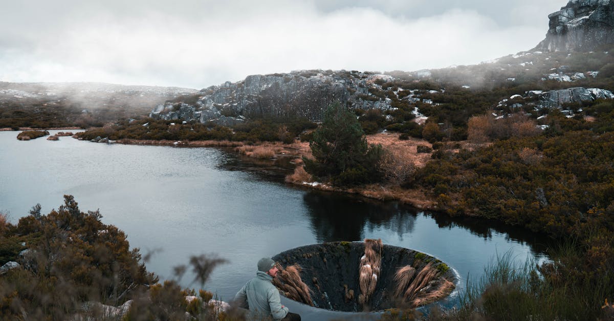 découvrez les lacs artificiels spectaculaires à travers le monde et apprenez comment ils sont créés pour fournir de l'eau, créer de l'énergie et offrir des loisirs.