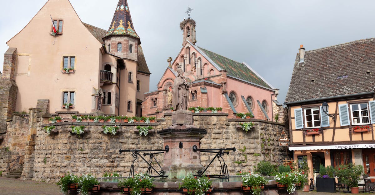 découvrez le majestueux château de breteuil, témoin de l'histoire française, ses jardins à la française et ses légendes contées par des personnages de cire.