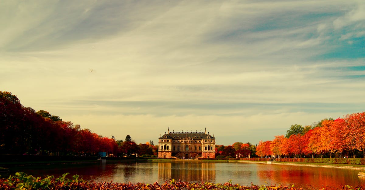 découvrez l'histoire fascinante du château de breteuil, un joyau de l'architecture française entouré d'un magnifique jardin à la française.