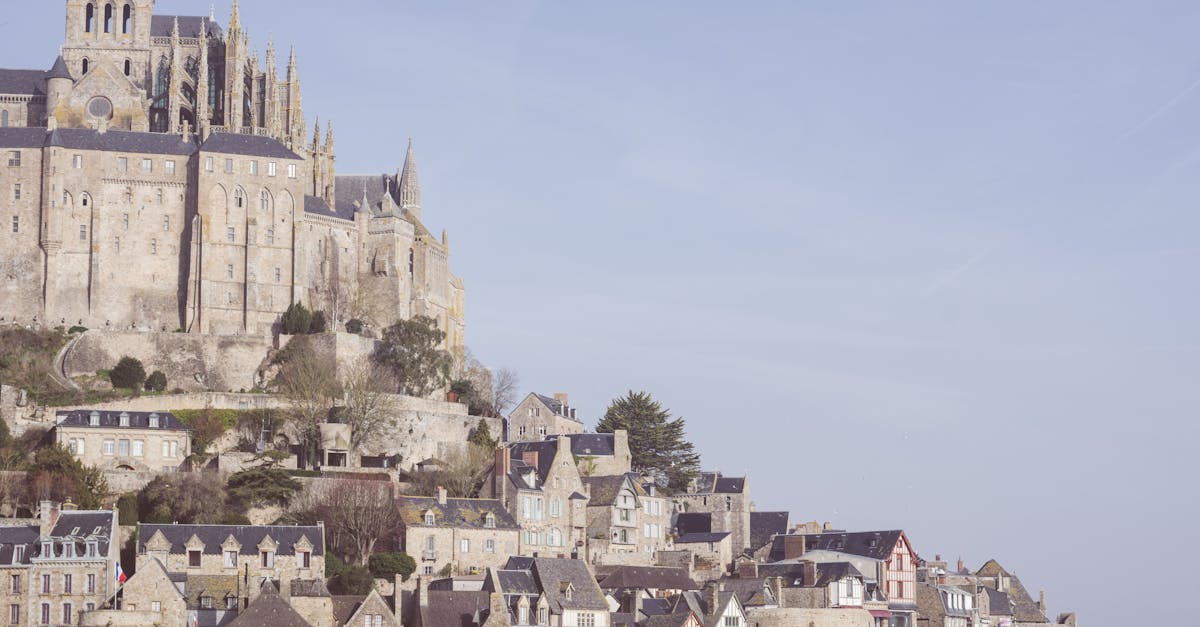 découvrez le mont faron, un lieu emblématique offrant une vue imprenable sur la ville de toulon et la méditerranée. profitez de ce site naturel exceptionnel pour des balades, des randonnées et des moments de détente en pleine nature.